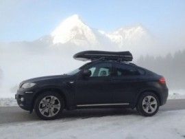   BMW Skibox Fotos con vehiculos Portaequipajes Big-Malibu XL Surf con tabla de surf en la cubierta