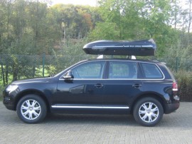   Beluga Schwarz Foto con veicoli Box portabagaglie Big-Malibu XL con barre porta surf sul coperchio