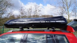  Kundenbilder  DSC Fotos con vehiculos Portaequipajes Big-Malibu XL Surf con tabla de surf en la cubierta