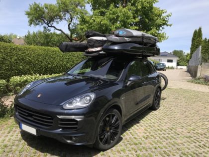 Porsche Cayenne Kundenbilder MALIBU Dachbox mit Surfbretthalter